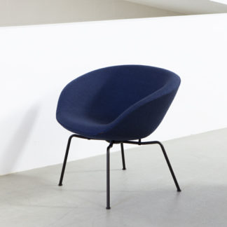 PotPOT fauteuil met donker bruin frame, gestoffeerde zitting in Blue Gabriel FH 6001