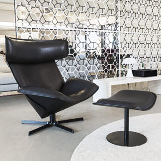 AlmoraAlmora fauteuil, zwart leder KS153 kasia antraciet, schaal antraciet, structuur verni zwart, hoofdsteun chene brossé noir