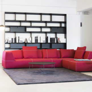 Bend-SofaBend sofa stof Serra kleur rood, stiksels grigio perla