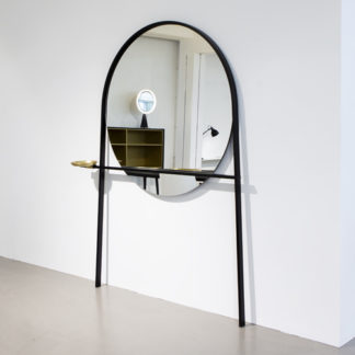 GeoffreyGeoffrey spiegel/klerenstandaard, zwart gelakt staal, geborsteld messing schaaltje