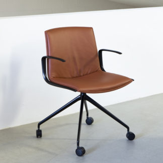 Catifa Up SoftCatifa Up Soft bureaustoel, bekleding Elmosoft ES53032 cognac, onderstel en armrests in poedercoating V39 mat zwart
