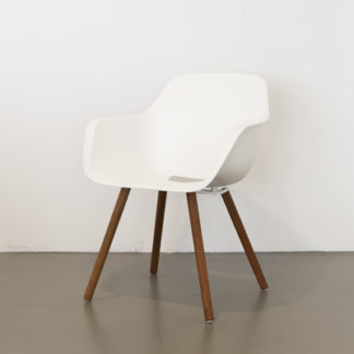 Captain's chairCaptain chair wood - polypropyleen wit - jatoba (FSC 100%) - wit gepoederlakt saal (RAL9016)LEVERTIJD: 2 weken