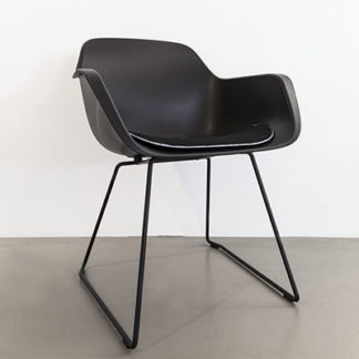 Captain's chaircaptain's chair - polypropyleen zwart - gepoederlakt staal zwart (RAL9005)LEVERTIJD: 4 tot 6 weken