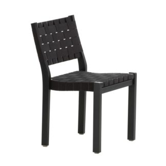 Chair 611Chair 611 frame in zwart gelakt berken zit en rug in gevlochten band 100% linnen zwart op Artek viltglijdersLEVERTIJD: 4 tot 6 weken