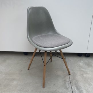 DSW Fiberglass Side Chair + zitkussenSHOWROOMMODEL - DSW Fiber. - raw umber - hopsak warm grey/moor brown - gebruikssporen kunnen aanwezig zijnLEVERTIJD: 3 werkdagen